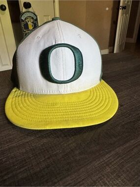 Nike Oregon Ducks Men's Cap Snap Back Green, White And Yellow